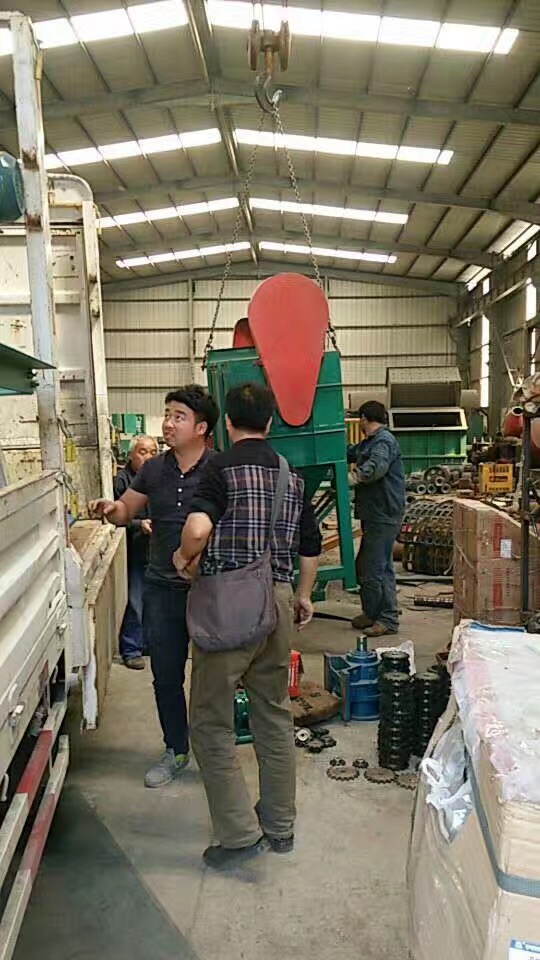 金屬撕碎機(jī)出口裝車